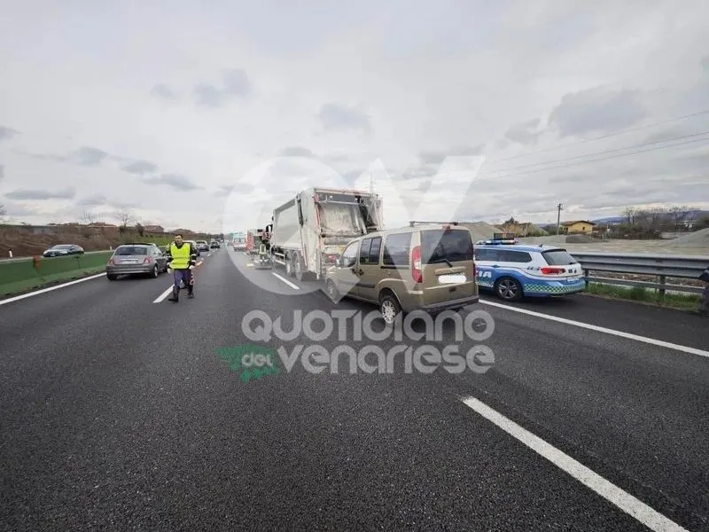 TANGENZIALE TORINO - Scontro a catena tra un camion, un furgone e tre auto: due feriti e traffico in tilt in direzione nord - FOTO