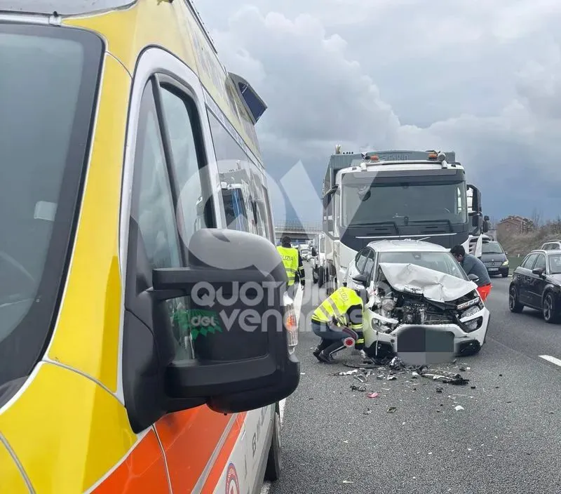 TANGENZIALE TORINO - Scontro a catena tra un camion, un furgone e tre auto: due feriti e traffico in tilt in direzione nord - FOTO