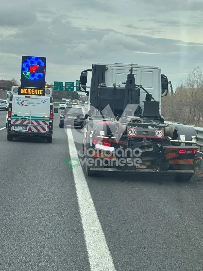 TANGENZIALE TORINO - Scontro a catena tra un camion, un furgone e tre auto: due feriti e traffico in tilt in direzione nord - FOTO