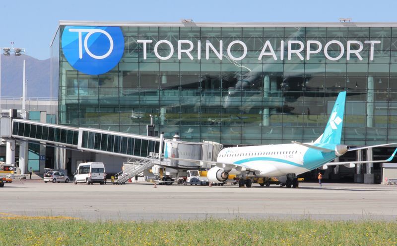 TORINO - L'ipotesi di «nozze» con gli aeroporti di Milano diventa un caso politico: «No al declassamento del Turin Airport»