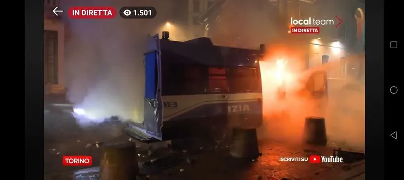 TORINO - Guerriglia urbana alla manifestazione nazionale per Askatasuna: scontri tra antagonisti e forze dell'ordine