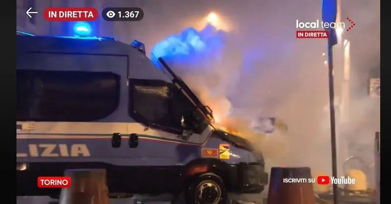 TORINO - Guerriglia urbana alla manifestazione nazionale per Askatasuna: scontri tra antagonisti e forze dell'ordine