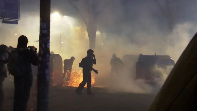 TORINO - Guerriglia urbana alla manifestazione nazionale per Askatasuna: scontri tra antagonisti e forze dell'ordine