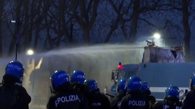 TORINO - Guerriglia urbana alla manifestazione nazionale per Askatasuna: scontri tra antagonisti e forze dell'ordine