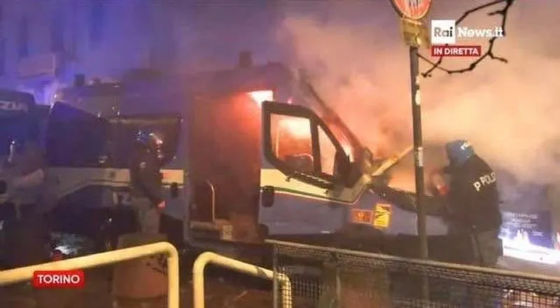 TORINO - Guerriglia urbana alla manifestazione nazionale per Askatasuna: scontri tra antagonisti e forze dell'ordine