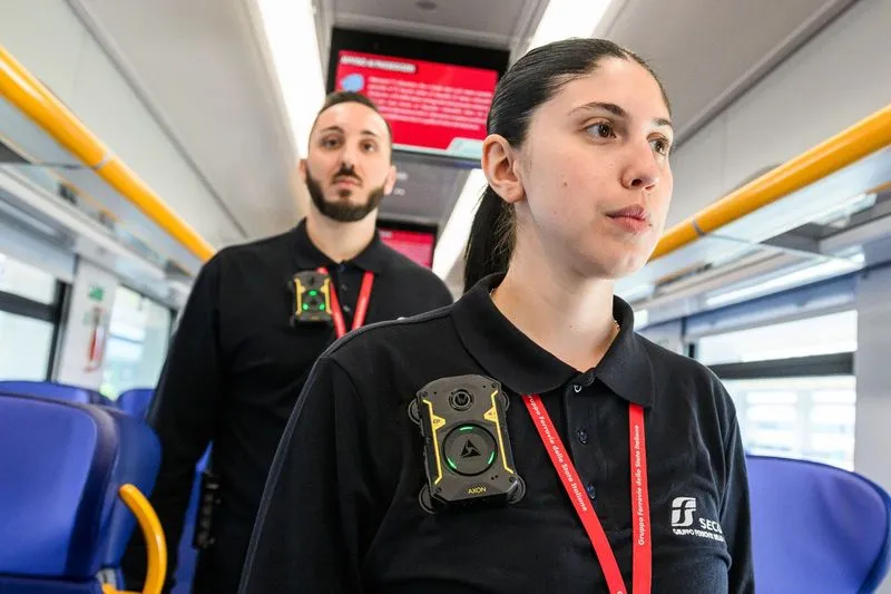 TORINO SUD - Controllori sul treno con le bodycam di sicurezza