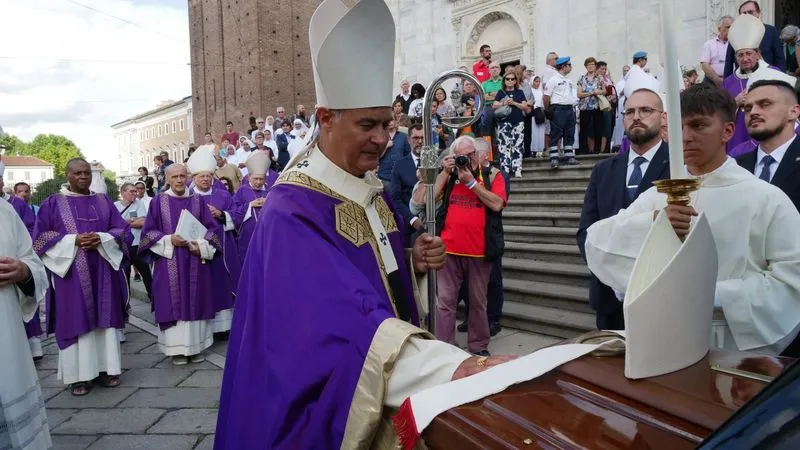 TORINO - Duomo gremito per l'ultimo saluto a monsignor Cesare Nosiglia