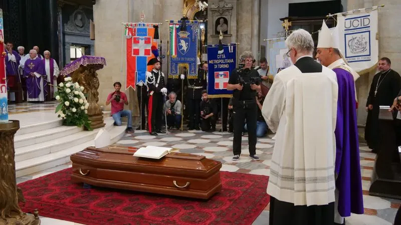 TORINO - Duomo gremito per l'ultimo saluto a monsignor Cesare Nosiglia