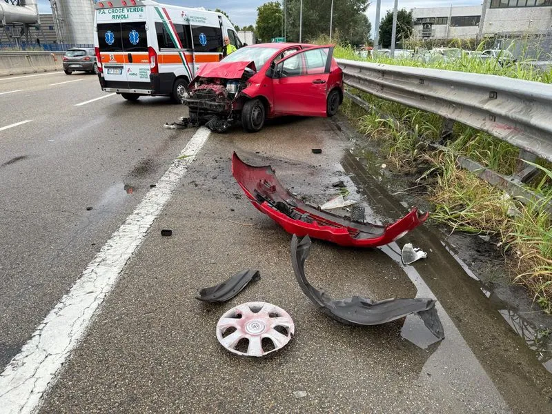 INCIDENTE IN TANGENZIALE - Perde il controllo dell'auto allo svincolo: una persona finisce in ospedale