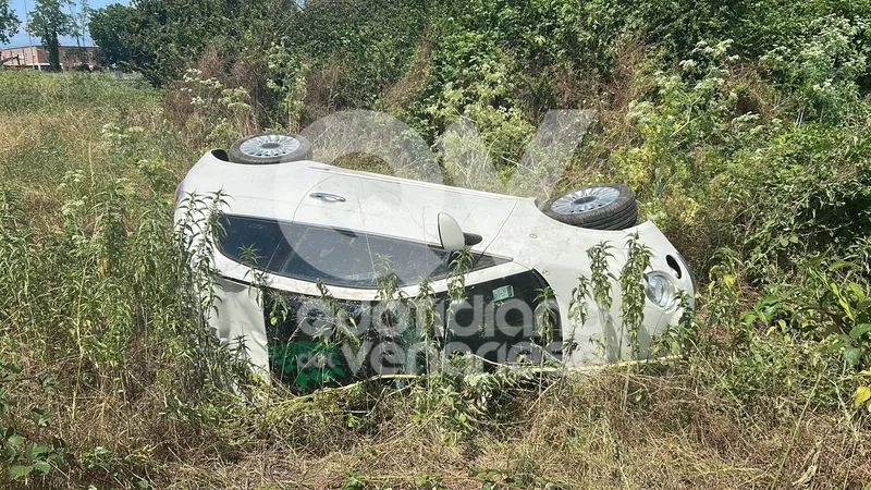 INCIDENTE IN TANGENZIALE - Auto si ribalta allo svincolo e finisce nella scarpata: una persona ferita - FOTO