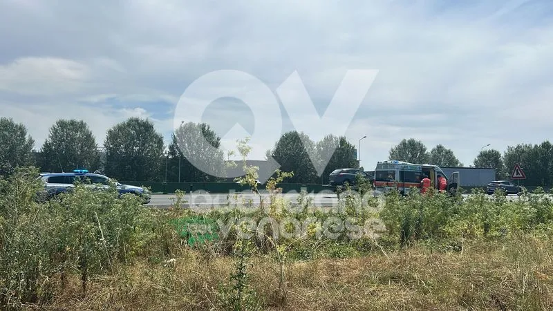 INCIDENTE IN TANGENZIALE - Auto si ribalta allo svincolo e finisce nella scarpata: una persona ferita - FOTO