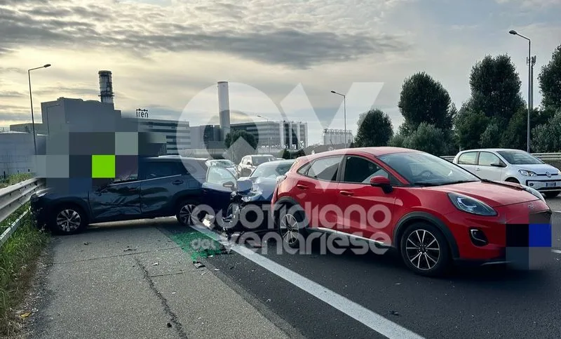 INCIDENTE IN TANGENZIALE - Tamponamento fra tre auto nello svincolo: due persone ferite - FOTO