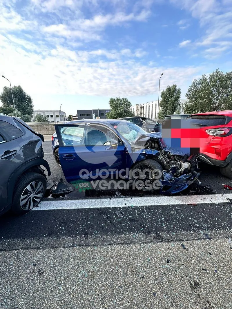 INCIDENTE IN TANGENZIALE - Doppio tamponamento in pochi minuti: sei auto coinvolte e tre persone ferite - FOTO