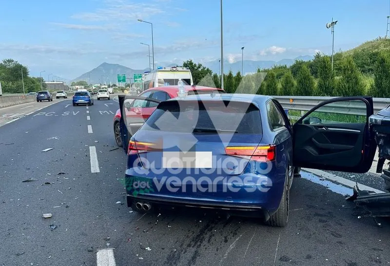 INCIDENTE IN TANGENZIALE - Doppio tamponamento in pochi minuti: sei auto coinvolte e tre persone ferite - FOTO