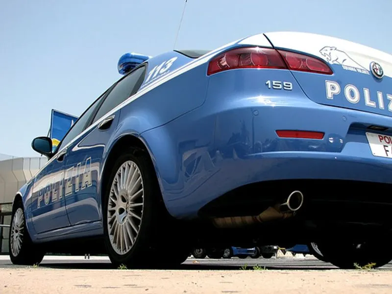 MIRAFIORI - Scappa a bordo di un'auto rubata, fermato dalla polizia