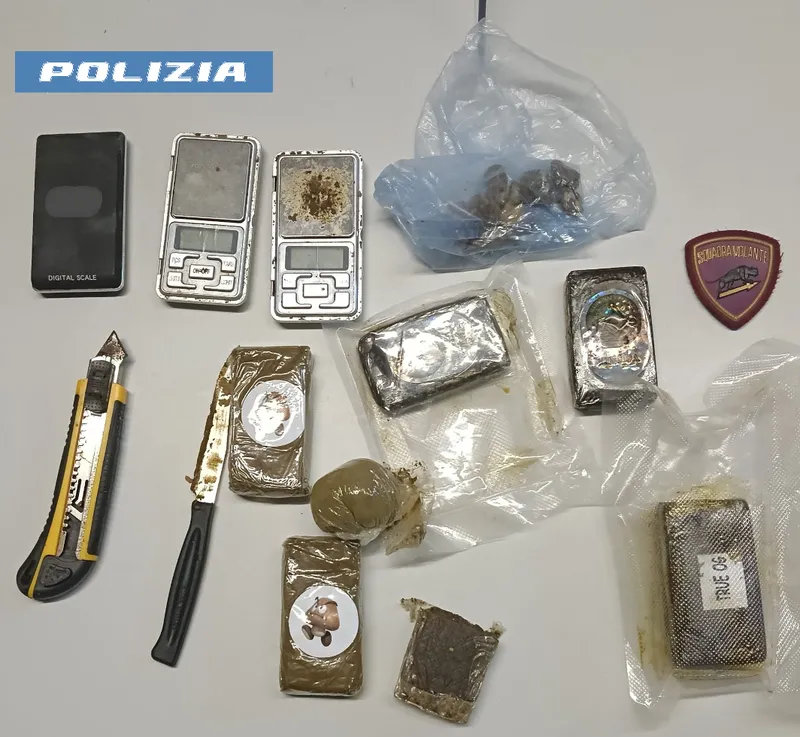MIRAFIORI - Nasconde più di mezzo chilo di hashish nel camper: arrestato dalla polizia