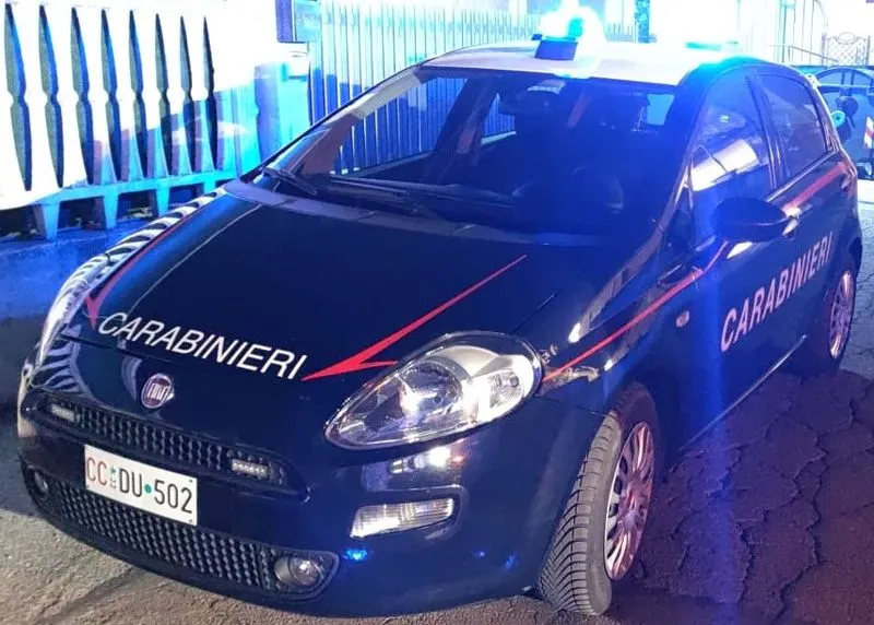 MIRAFIORI - Gazzarra in strada, uomo preso a bastonate in via Sanremo