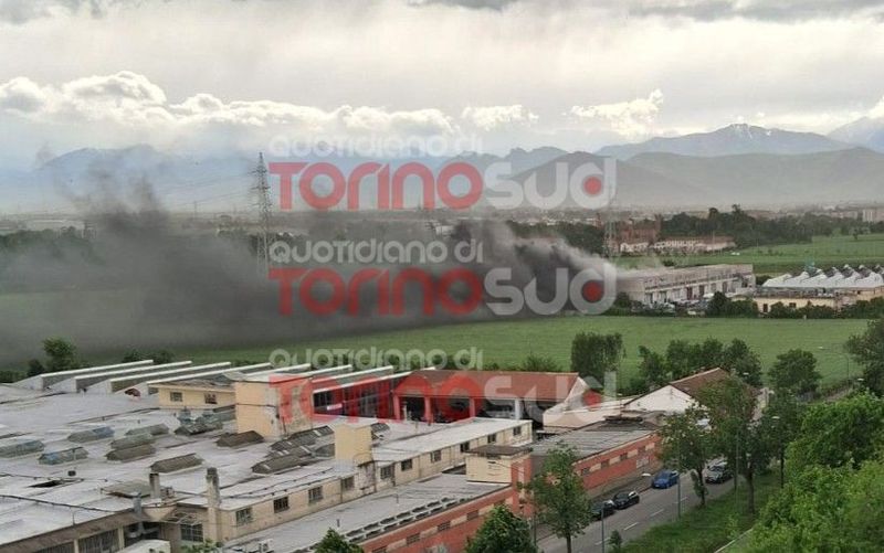TORINO-BEINASCO - Incendio in una carrozzeria: colonna di fumo nero visibile a grande distanza