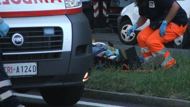 MIRAFIORI - Auto contro scooter: un uomo in prognosi riservata al Cto