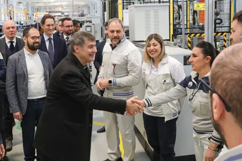 MIRAFIORI - Il cardinale Repole e John Elkann hanno visitato lo stabilimento Stellantis - FOTO
