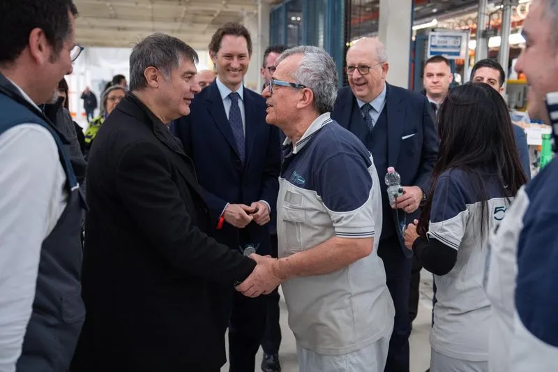 MIRAFIORI - Il cardinale Repole e John Elkann hanno visitato lo stabilimento Stellantis - FOTO
