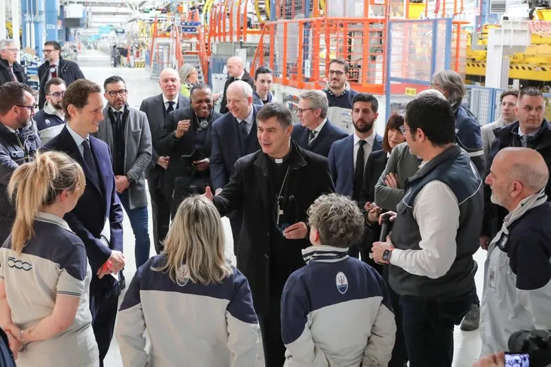 MIRAFIORI - Il cardinale Repole e John Elkann hanno visitato lo stabilimento Stellantis - FOTO