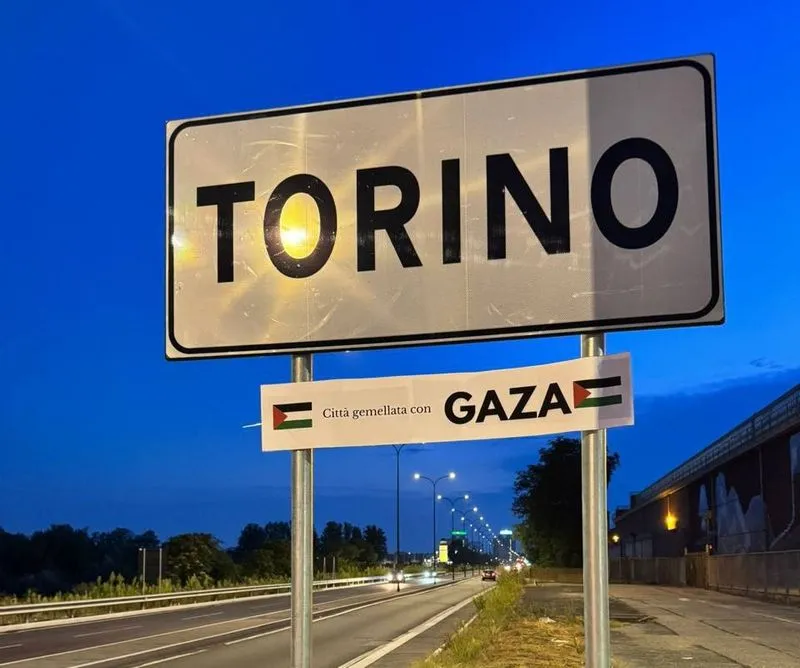 TORINO SUD - Cartelli simbolici affissi nella notte: «Città gemellata con Gaza»