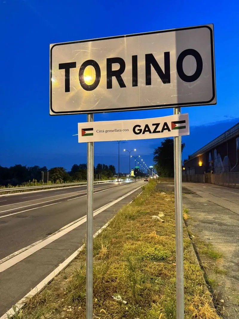 TORINO SUD - Cartelli simbolici affissi nella notte: «Città gemellata con Gaza»