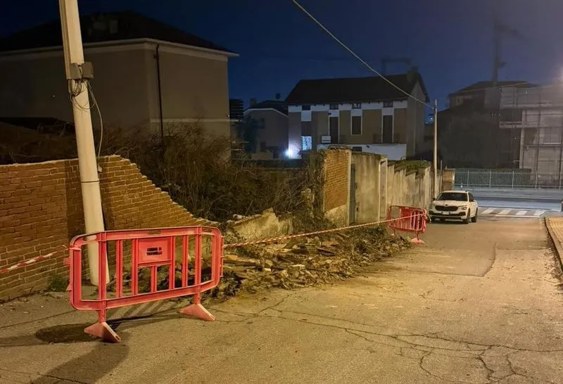 TROFARELLO - Crollato un muro di contenimento in via Nino Costa