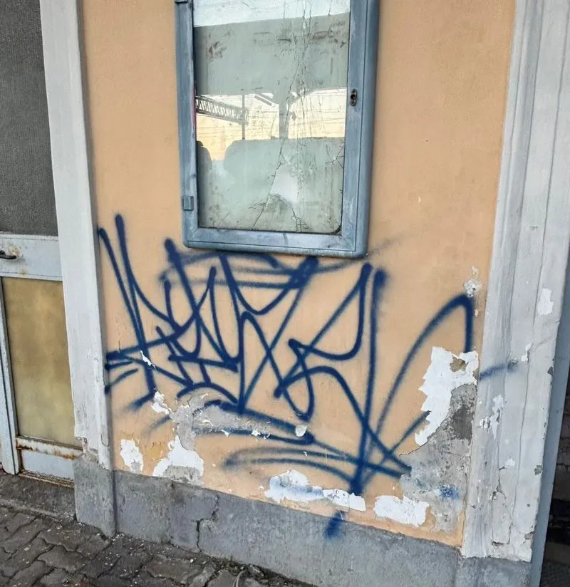 TROFARELLO - Situazione di degrado alla stazione ferroviaria, il sindaco: «Inaccettabile, chiesti interventi urgenti a Rfi»