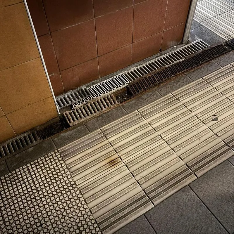 TROFARELLO - Situazione di degrado alla stazione ferroviaria, il sindaco: «Inaccettabile, chiesti interventi urgenti a Rfi»