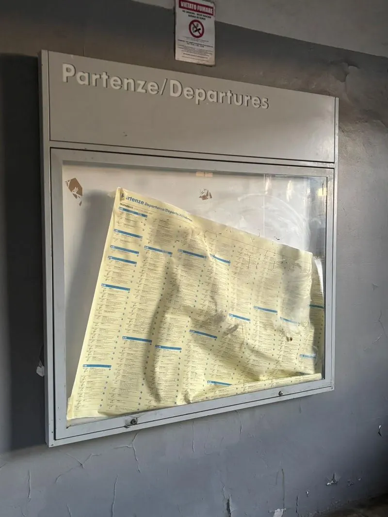 TROFARELLO - Situazione di degrado alla stazione ferroviaria, il sindaco: «Inaccettabile, chiesti interventi urgenti a Rfi»
