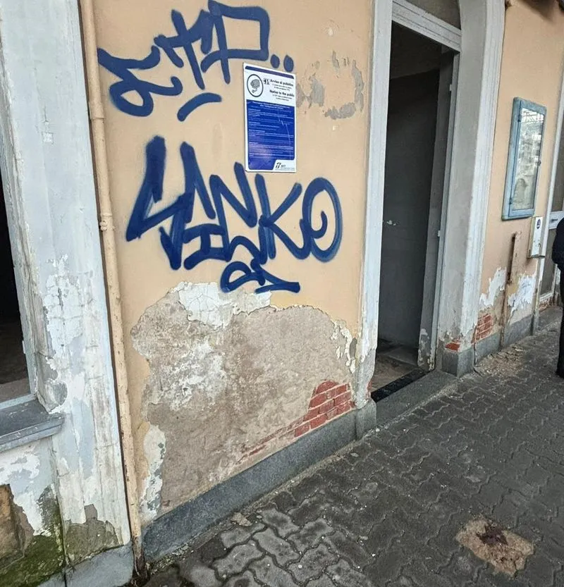 TROFARELLO - Situazione di degrado alla stazione ferroviaria, il sindaco: «Inaccettabile, chiesti interventi urgenti a Rfi»