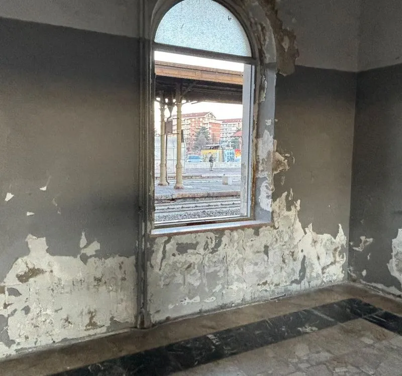 TROFARELLO - Situazione di degrado alla stazione ferroviaria, il sindaco: «Inaccettabile, chiesti interventi urgenti a Rfi»