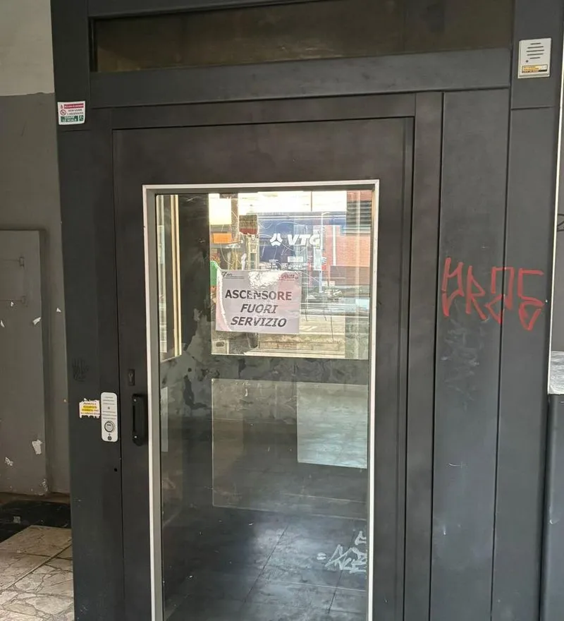 TROFARELLO - Situazione di degrado alla stazione ferroviaria, il sindaco: «Inaccettabile, chiesti interventi urgenti a Rfi»