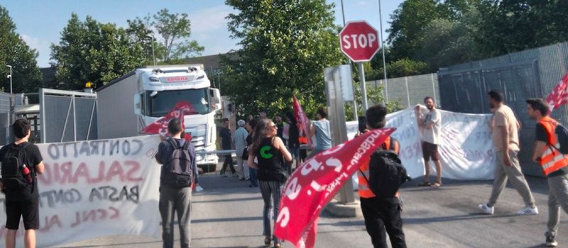 TROFARELLO - Scioperano i lavoratori di Fiorentini: «Contratto giusto e paghe orarie adeguate» - FOTO