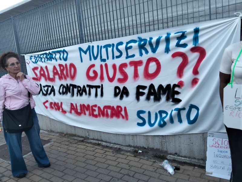 TROFARELLO - Scioperano i lavoratori di Fiorentini: «Contratto giusto e paghe orarie adeguate» - FOTO