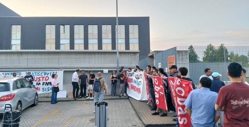 TROFARELLO - Scioperano i lavoratori di Fiorentini: «Contratto giusto e paghe orarie adeguate» - FOTO