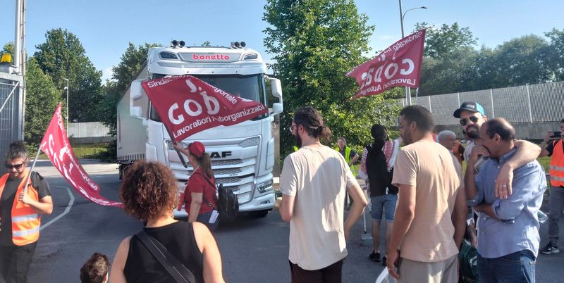 TROFARELLO - Scioperano i lavoratori di Fiorentini: «Contratto giusto e paghe orarie adeguate» - FOTO