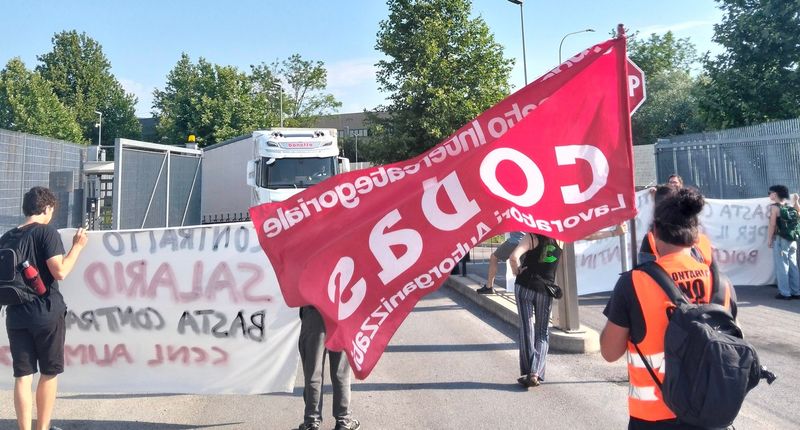 TROFARELLO - Scioperano i lavoratori di Fiorentini: «Contratto giusto e paghe orarie adeguate» - FOTO