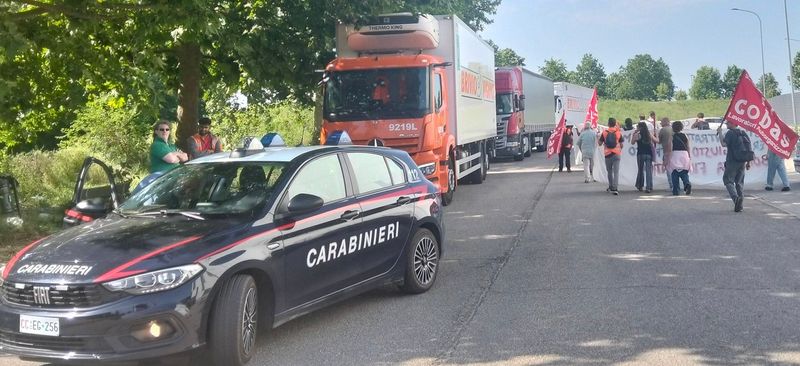 TROFARELLO - Scioperano i lavoratori di Fiorentini: «Contratto giusto e paghe orarie adeguate» - FOTO