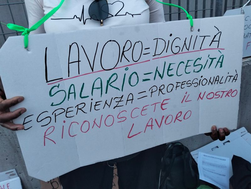 TROFARELLO - Scioperano i lavoratori di Fiorentini: «Contratto giusto e paghe orarie adeguate» - FOTO
