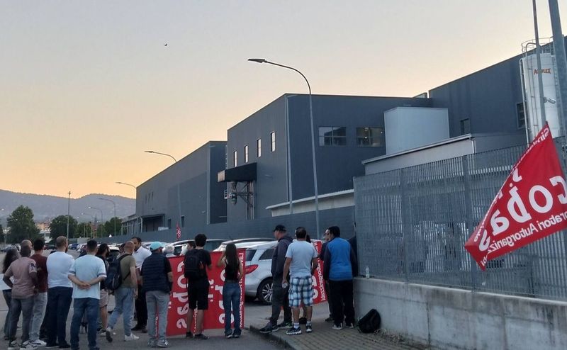 TROFARELLO - Scioperano i lavoratori di Fiorentini: «Contratto giusto e paghe orarie adeguate» - FOTO