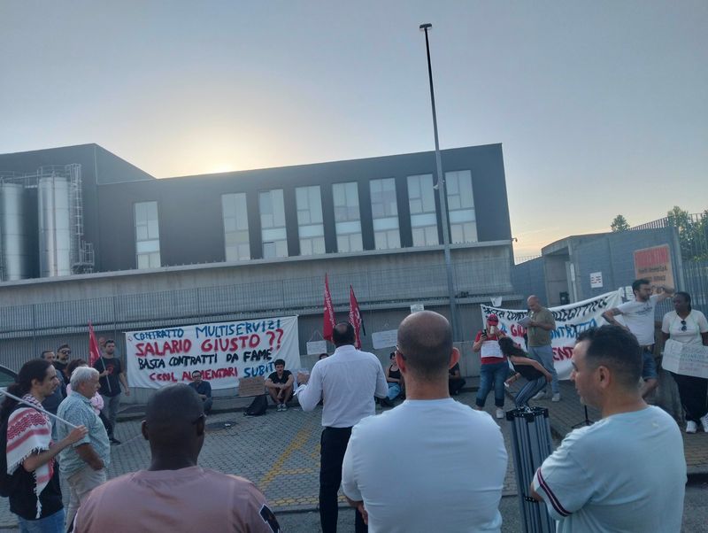 TROFARELLO - Scioperano i lavoratori di Fiorentini: «Contratto giusto e paghe orarie adeguate» - FOTO