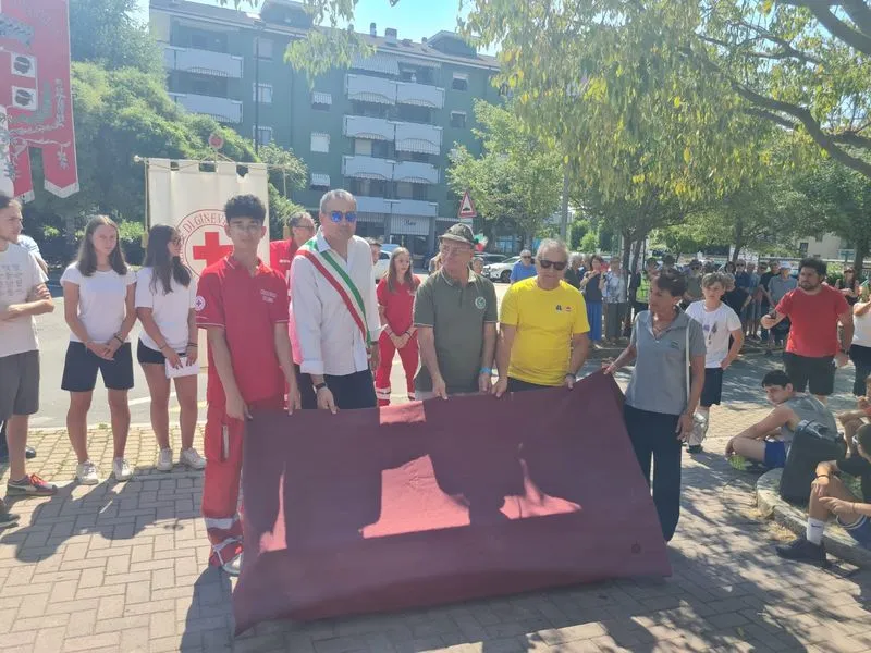 TROFARELLO - Inaugurata, davanti alla scuola elementare Gianni Rodari, la panchina dedicata a Giulio Regeni