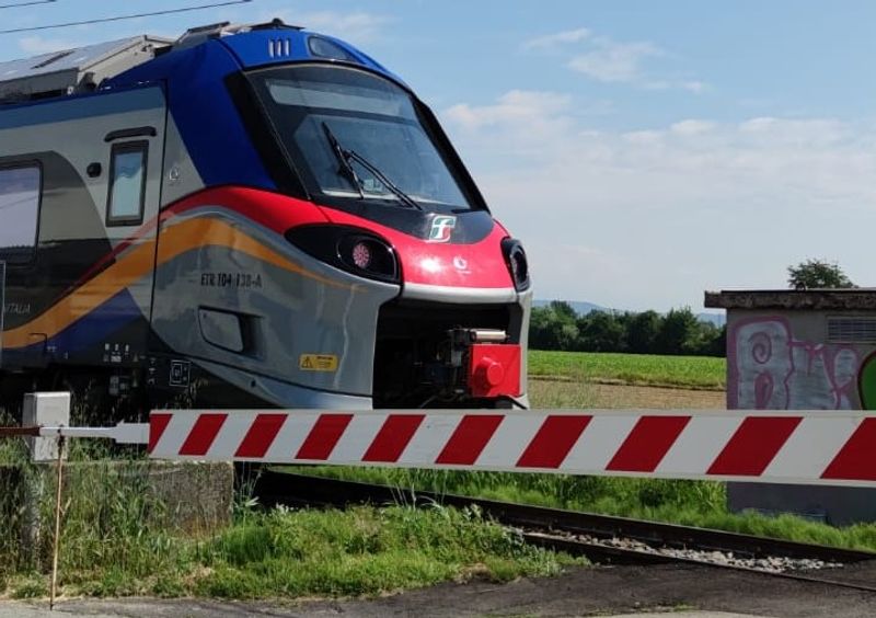 DRAMMA A TROFARELLO - Persona investita da un treno vicino al passaggio a livello di via Torino