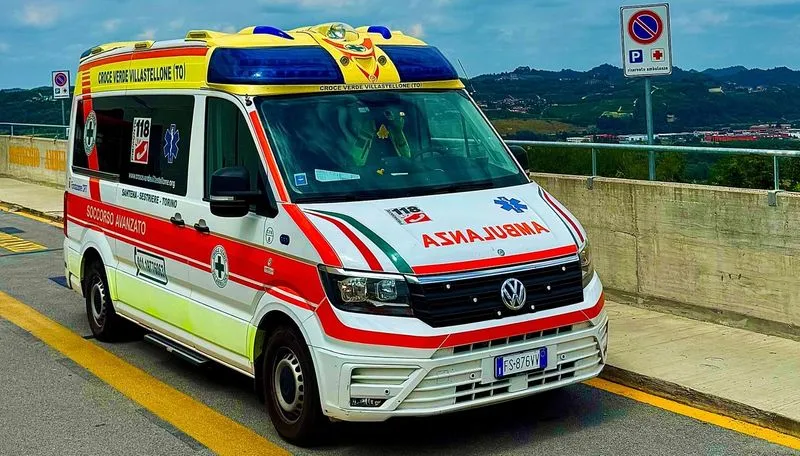 TROFARELLO - Travolge con la moto un operaio che sta aiutando un camionista a far manovra: due feriti