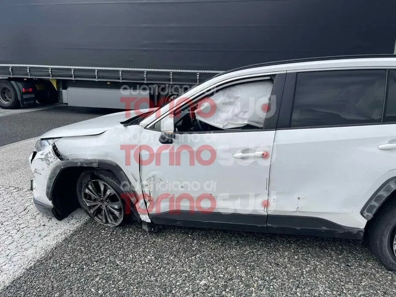 TROFARELLO - Incidente in tangenziale, con la macchina contro il guard-rail: automobilista portato in ospedale - FOTO