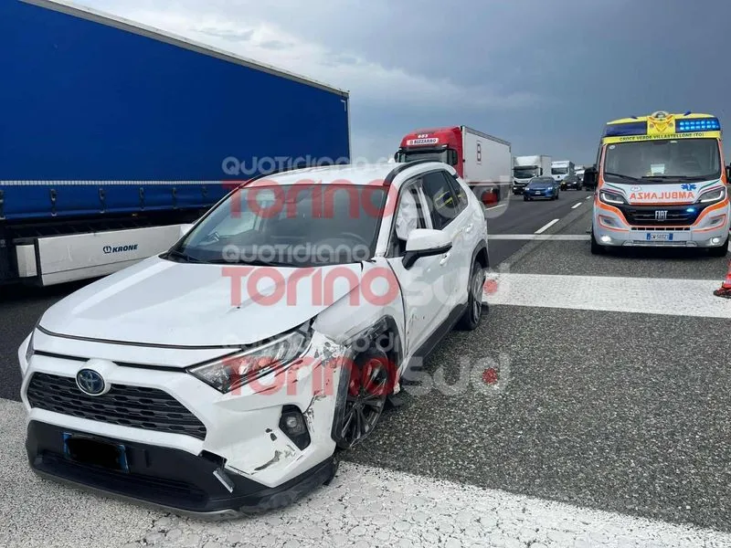 TROFARELLO - Incidente in tangenziale, con la macchina contro il guard-rail: automobilista portato in ospedale - FOTO