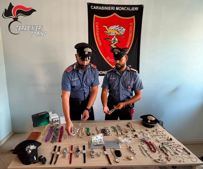 TROFARELLO - È in ferie, controlla la telecamera e vede un ladro in casa: malvivente arrestato dopo un inseguimento da film